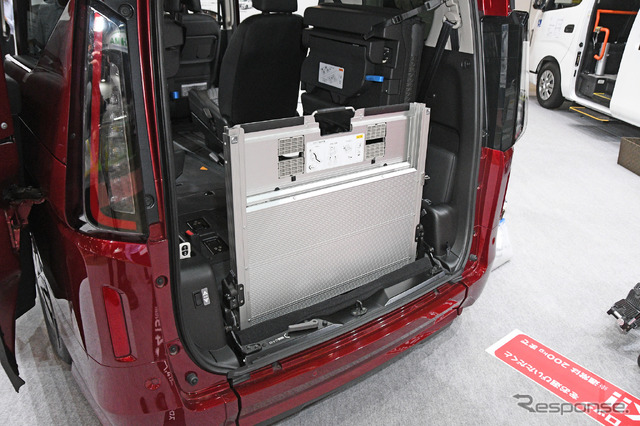 日産自動車/ セレナチェアキャブ スロープタイプのスロープ。垂直状態に畳んだだけでもリヤドアは閉められる
