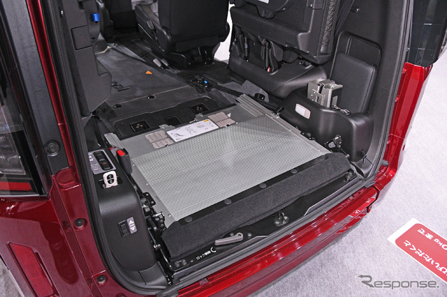 日産自動車/セレナチェアキャブ スロープタイプのスロープはフラットにも収納可能