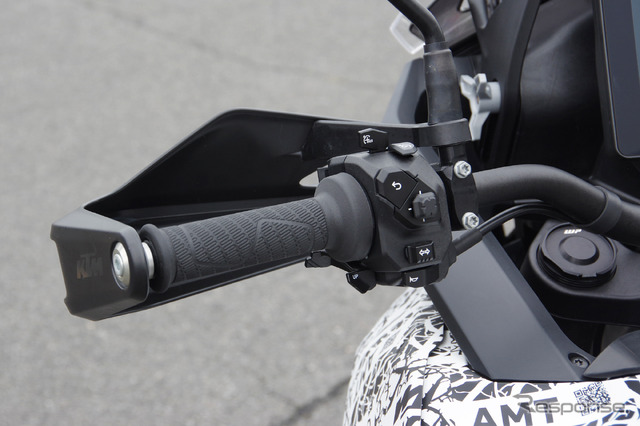 「ACC S&G」のテスト車両はKTMの新型車で、クラッチレバーのないMT車だ