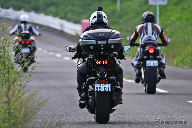 ツーリング時などの「千鳥走行」をサポートする「GRA」