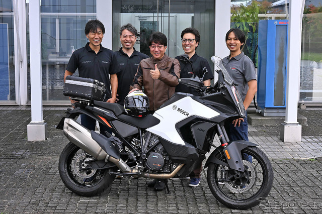 西村直人氏(中央)とARAS開発に携わるボッシュのメンバー