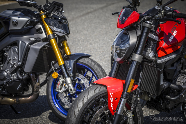 ヤマハ MT-09 SP(左)とドゥカティ モンスター+(右)