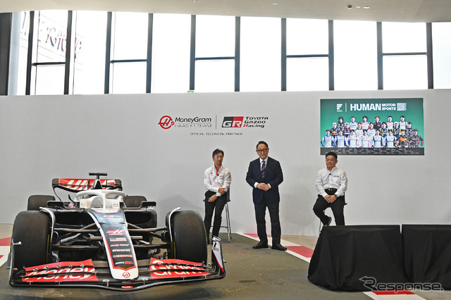 左からHaas F1代表の小松礼雄氏、モリゾウ氏(トヨタ自動車代表取締役会長 豊田章男氏)、TOYOTA GAZOO Racing プレジデントの高橋智也氏