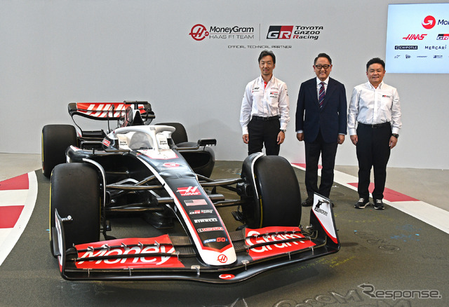 左からHaas F1代表の小松礼雄氏、モリゾウ氏(トヨタ自動車代表取締役会長・豊田章男氏)、TGRプレジデントの高橋智也氏、
