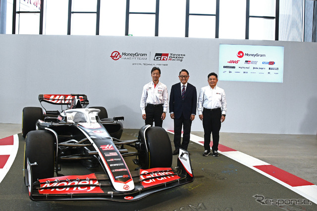 左からHaas F1代表の小松礼雄氏、モリゾウ氏(トヨタ自動車代表取締役会長・豊田章男氏)、TGRプレジデントの高橋智也氏、