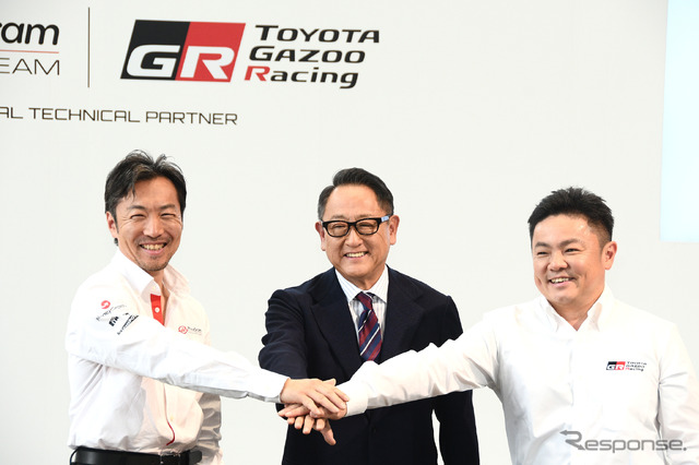 左からHaas F1代表の小松礼雄氏、モリゾウ氏(トヨタ自動車代表取締役会長 豊田章男氏)、TOYOTA GAZOO Racing プレジデントの高橋智也氏
