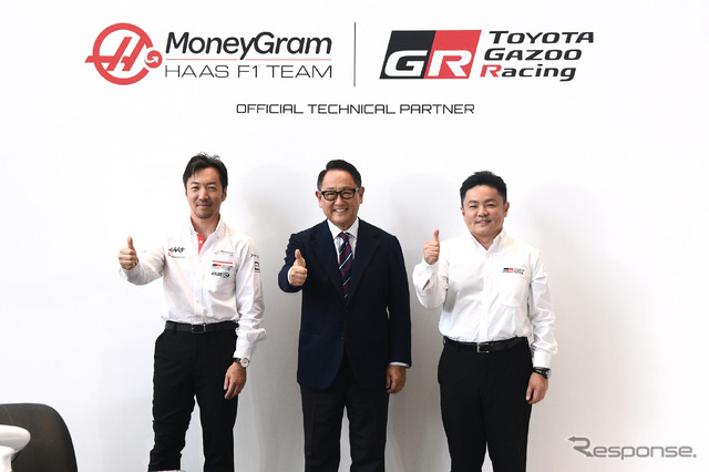 左からHaas F1代表の小松礼雄氏、モリゾウ氏(トヨタ自動車代表取締役会長 豊田章男氏)、TOYOTA GAZOO Racing プレジデントの高橋智也氏