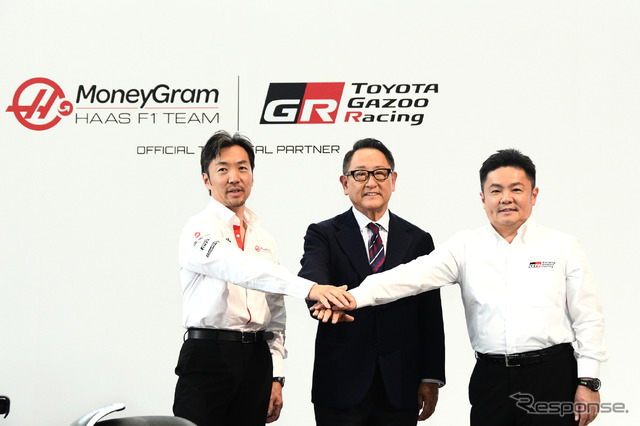 左からHaas F1代表の小松礼雄氏、モリゾウ氏(トヨタ自動車代表取締役会長 豊田章男氏)、TOYOTA GAZOO Racing プレジデントの高橋智也氏