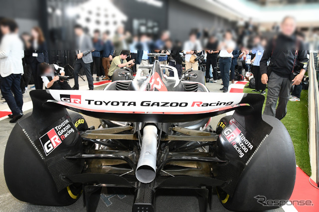 リヤウイングと翼端板(ステー)内側にTOYOTA GAZOO Racing のロゴが入る