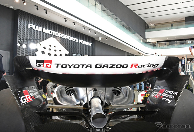 リヤウイングと翼端板(ステー)内側にTOYOTA GAZOO Racing のロゴが入る
