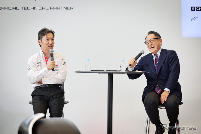 左からハースF1チーム代表の小松礼雄氏とトヨタ自動車会長の豊田章男氏