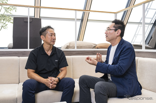 ナノオプト・メディア 代表取締役社長 大嶋康彰氏(左)と、レスポンス編集長の三浦和也(右)