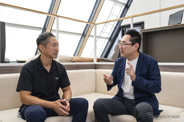 ナノオプト・メディア 代表取締役社長 大嶋康彰氏(左)と、レスポンス編集長の三浦和也(右)