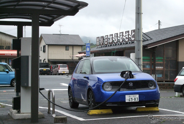 Honda e。航続距離は短く、遠出は急速充電頼み。