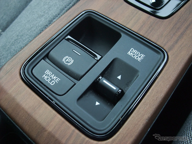 ドライブモードは「NORMAL」と「SPORT」の2種。この種のモデルでエコモードがないのは珍しい。