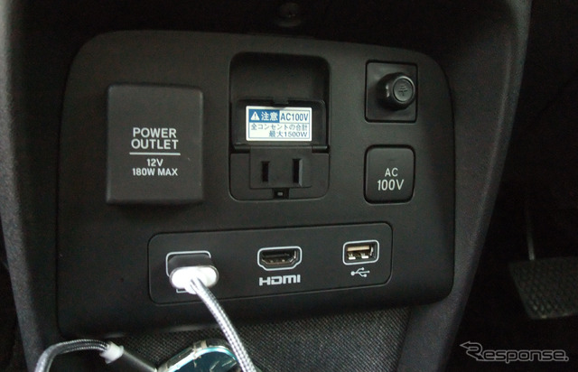 100V15AのACアウトレットを装備。