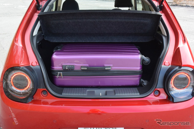 大型の電気モーターや高度なサスペンションユニットに押されて荷室は狭い。が、海外旅行用スーツケースを1個は収容可能だった。