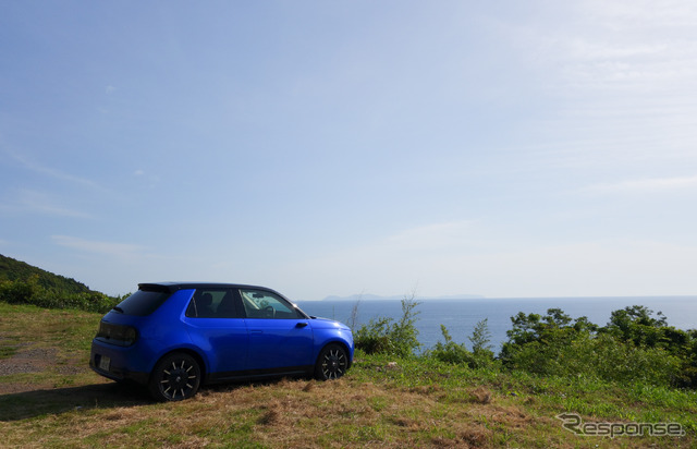 Honda e。東シナ海をバックに