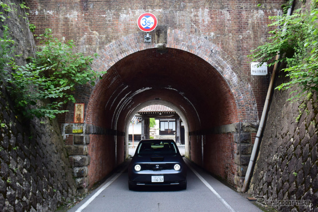 Honda e。中山道の数ある宿場町のひとつ、今須宿にて。
