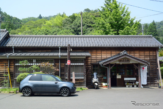 Honda e。古風な駅舎が特徴的な松尾寺駅にて。