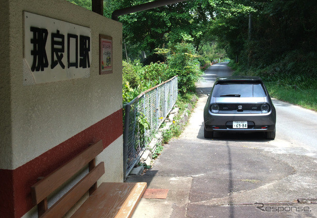 全幅1750mmはシティカーとしては少し大柄だが、ミラートゥミラーの幅が狭いため狭隘道も楽々。