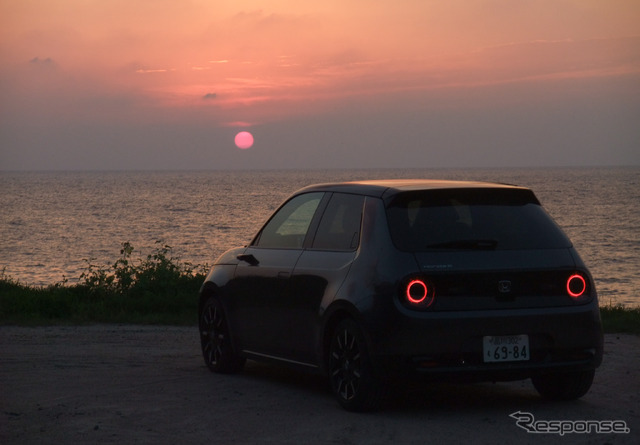 Honda e。日本海に落ちる夕日を見ながら。