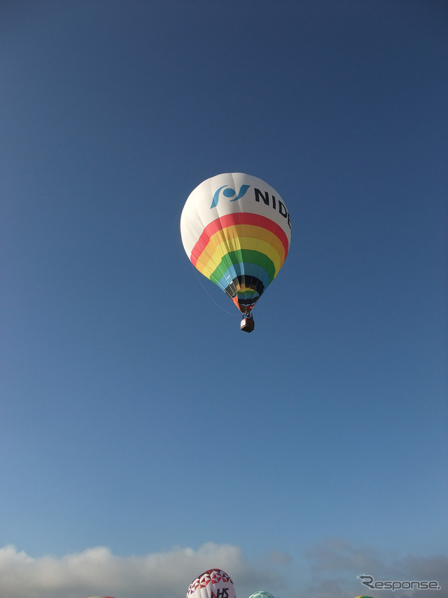 上空の風は安定している。とにかく離陸だとばかりに飛び立つ気球。蒼空とのコントラストが見事。