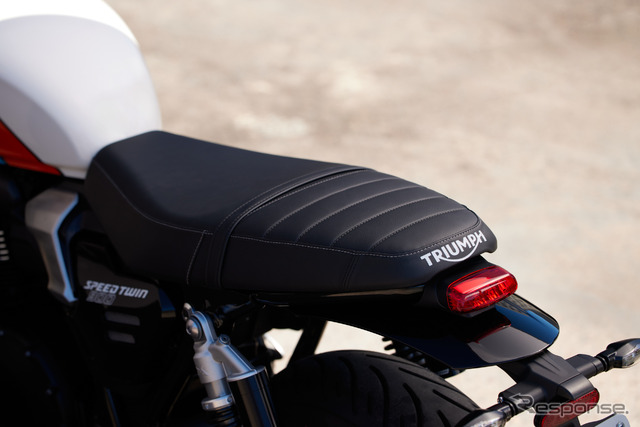 トライアンフ スピードツイン900 新型