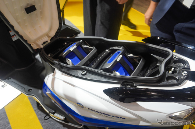 ホンダの交換式バッテリーを搭載するスズキ e-バーグマン(ジャパンモビリティショー ビズウィーク2024)