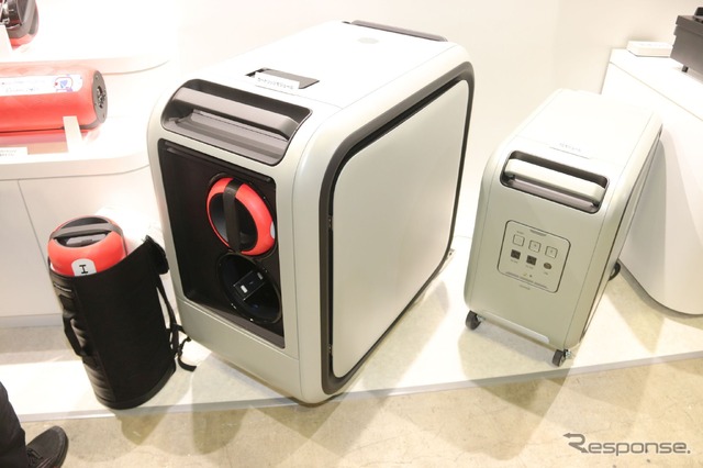 トヨタの水素カートリッジ:左がカートリッジモジュール、中央がFCモジュール、右がキャリーバッグに入った水素カートリッジ