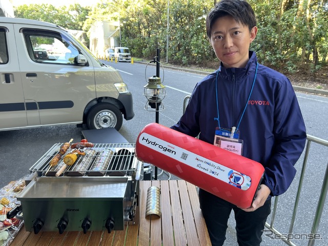 屋外展示コーナーでは水素コンロによる調理デモも行われた