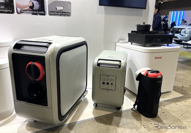 トヨタの水素カートリッジ:左がカートリッジモジュール、中央がFCモジュール、右がキャリーバッグに入った水素カートリッジと水素コンロ