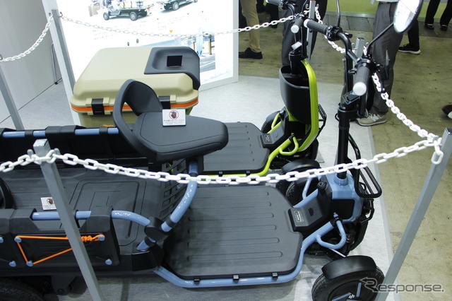 スズキ『SUZU-RIDE』(緑)と『SUZU-CARGO』(青)