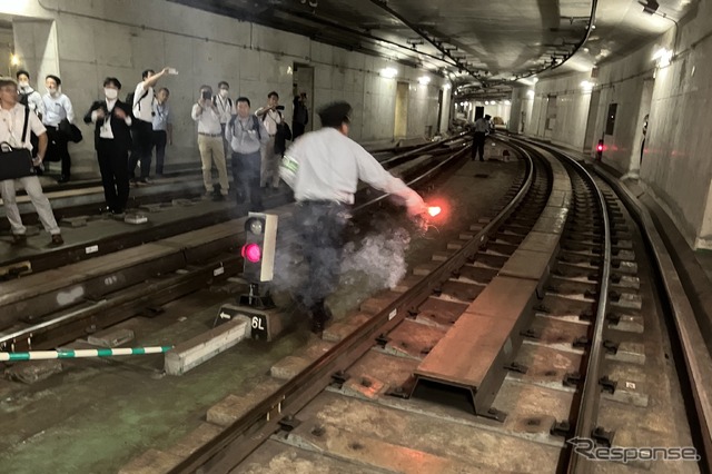都営地下鉄異常時総合訓練:運転士が発炎筒を着火、設置