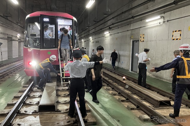 都営地下鉄異常時総合訓練:乗客の避難誘導