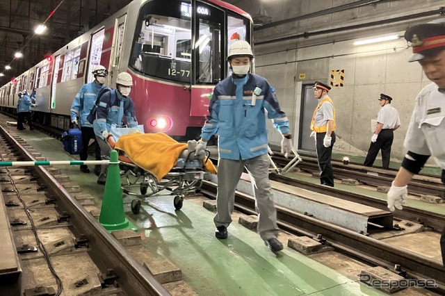 都営地下鉄異常時総合訓練:けが人の搬出