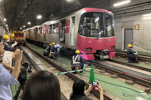 都営地下鉄異常時総合訓練:脱線した車両の復旧