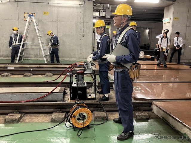 都営地下鉄異常時総合訓練:脱線した車両の復旧。ジャッキに油圧を送る