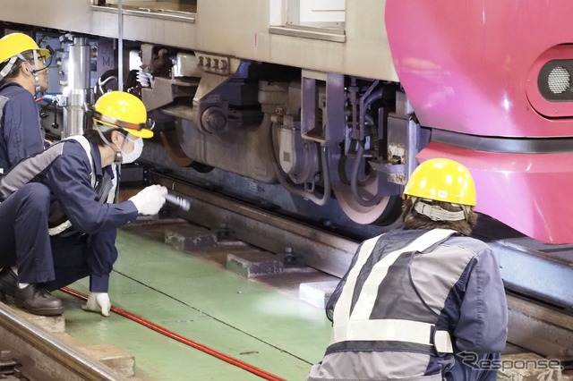 都営地下鉄異常時総合訓練:脱線した車両の復旧。ジャッキで車体を持ち上げる