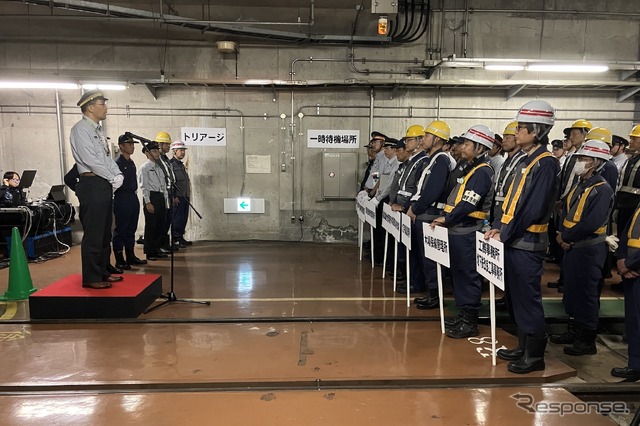 都営地下鉄異常時総合訓練:開会式で横山次長(壇上)による訓示