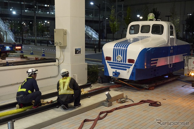エミテラス所沢:おとぎ電車搬入・設置。台車に乗せて方向転換(10月17日未明)
