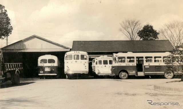 西武鉄道所沢車両工場:おそらく整備を待つ西武バス(1958年)