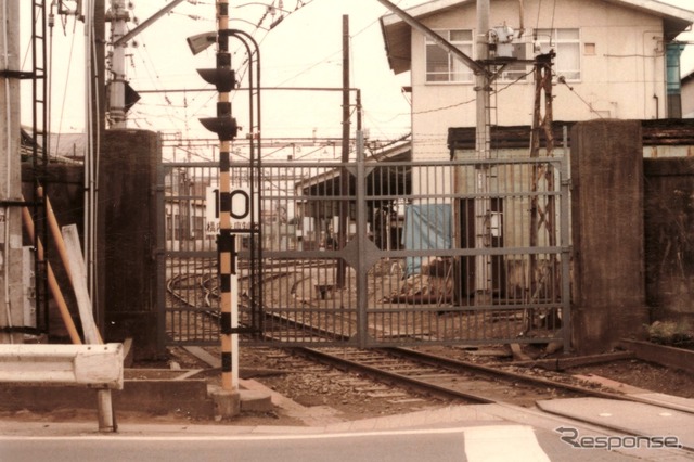 西武鉄道所沢車両工場:引き込み線のゲートは「裏門」と呼ばれていたようだ(1978年頃)