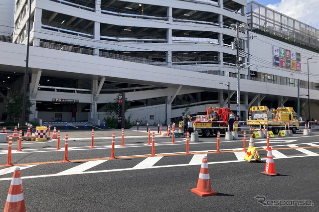 引き込み線レガシーは赤いトラックの左後方、駐車場サインの右(9月18日)