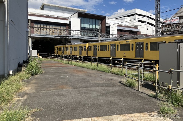 引き込み線分岐点。左奥が所沢駅1番線(9月18日、公道から撮影)