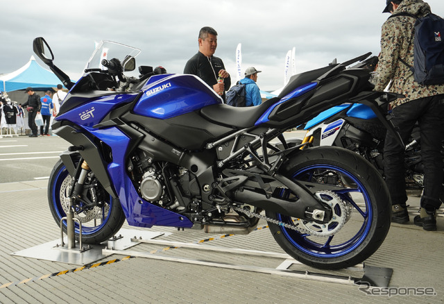 スズキ GSX-S1000GT(パールビガーブルー)