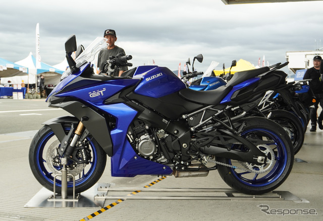 スズキ GSX-S1000GT(パールビガーブルー)