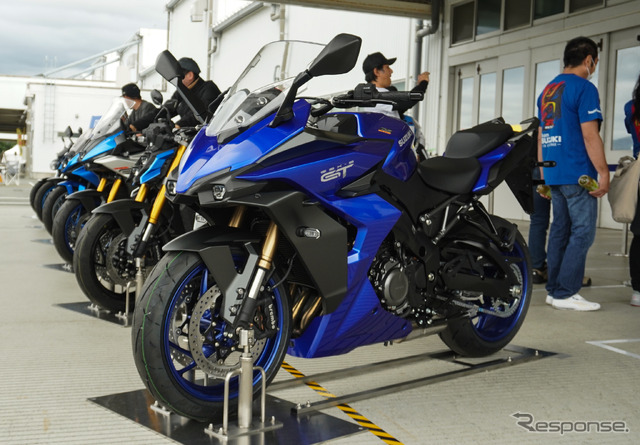 スズキ GSX-S1000GT(パールビガーブルー)