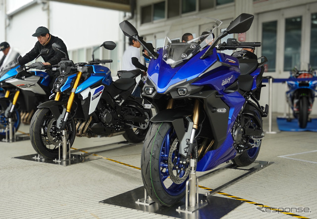 スズキ GSX-S1000(左奥)とGSX-S1000GT(右手前)
