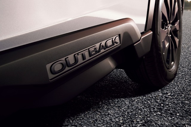 レガシィアウトバック30th Anniversary:ブラック OUTBACK ロゴ入りリヤドア・サイドクラッディング